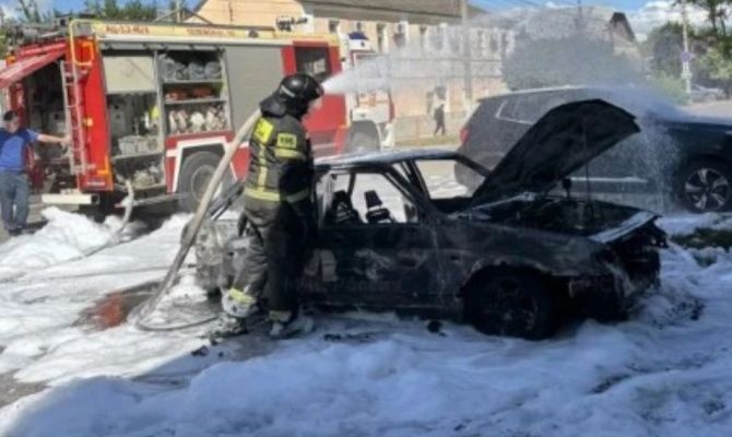 В Туле на улице Оборонной сгорела легковушка 