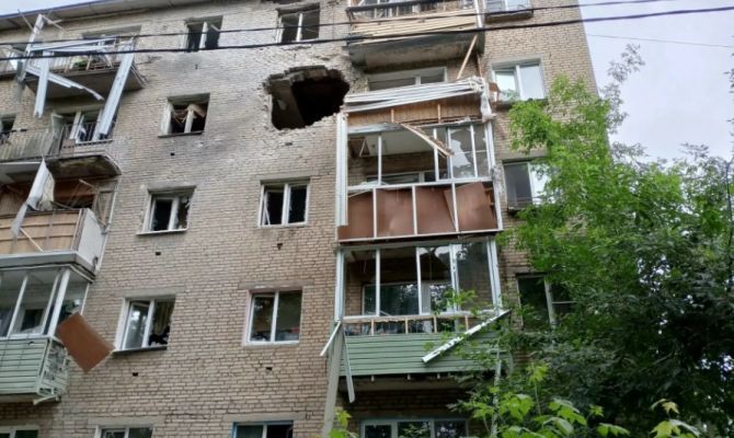 Украинский БПЛА влетел в многоэтажку в Щекино: кадры с места происшествия