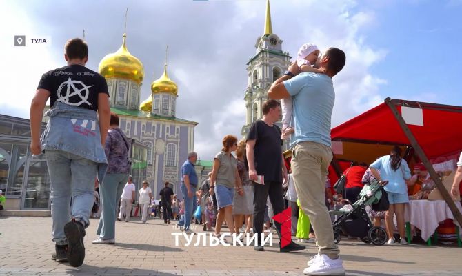 День пряника в Туле отметили дуэлью на самоварах и шоу мыльных пузырей