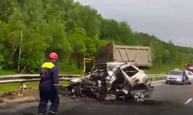 Под Тулой после ДТП от легковушки осталась груда металлолома