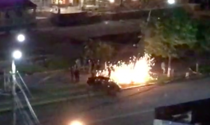 Хлопок и искры: легковушка в Туле влетела в столб линии электропередач