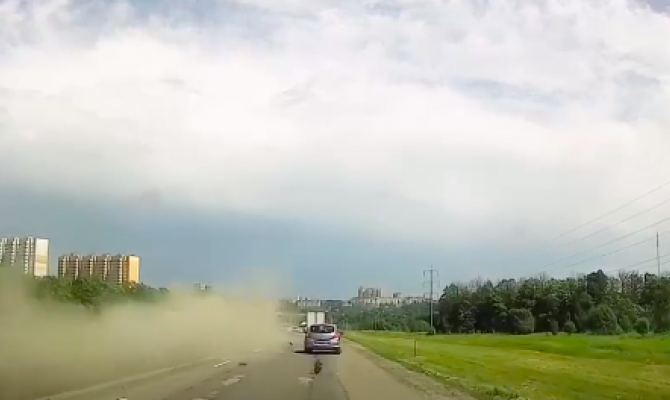 Очевидцы: "В Туле у машины на ходу лопнул баллон" 