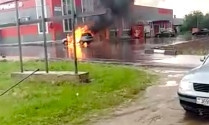 В Веневе полыхала легковушка