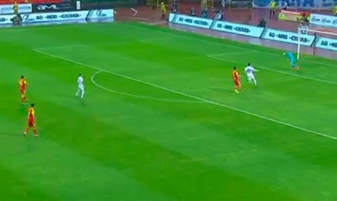 «Динамо» забил мяч в ворота «Арсенала»