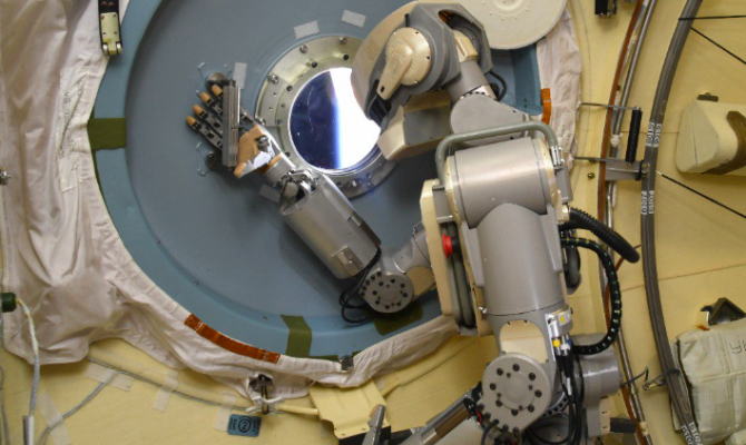 Робот "Федор" с тульскими пряниками вернулся на Землю