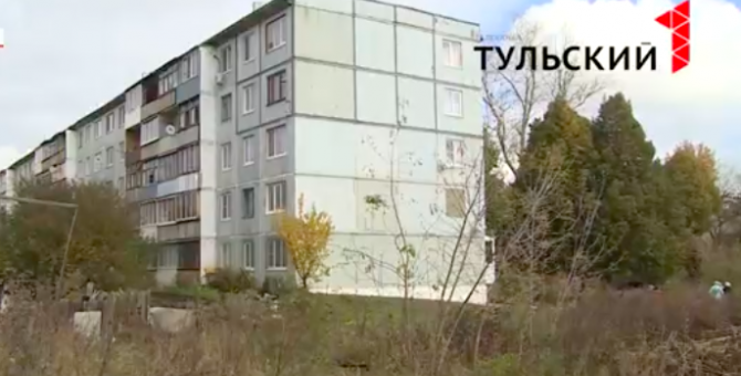 В Донском около многоэтажки «выросло» настоящее болото из питьевой воды