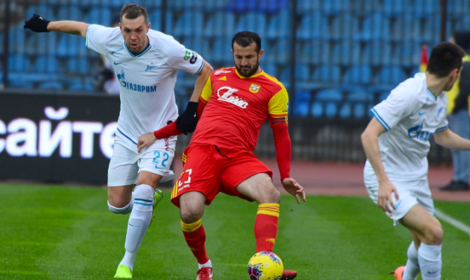 Жесткий момент в центре поля: Артем Дзюба снес Горана Чаушича