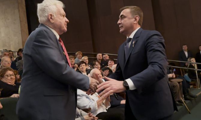 Алексей Дюмин вручил государственные и региональные награды ко Дню Победы