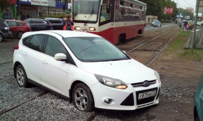 Трамваи в центре Тулы встали из-за застрявшей на рельсах легковушки