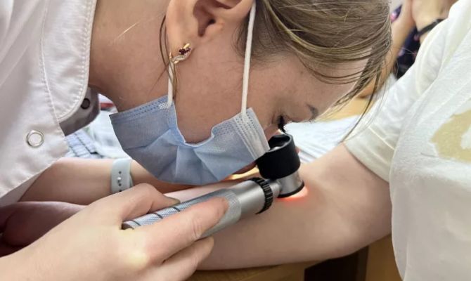 Туляки проверили родинки на онкологию: у одного из пациентов выявили подозрение на меланому