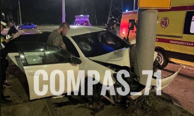 В Туле  водитель "Фольксвагена" врезался в столб: есть пострадавшие