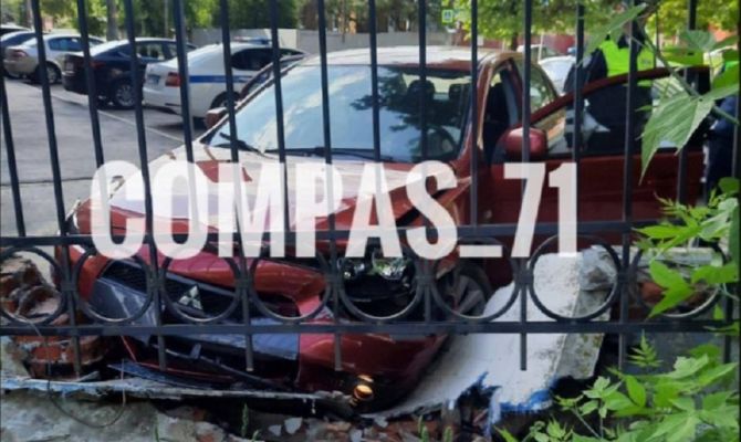 В центре Тулы лихач уходил от погони и врезался в забор