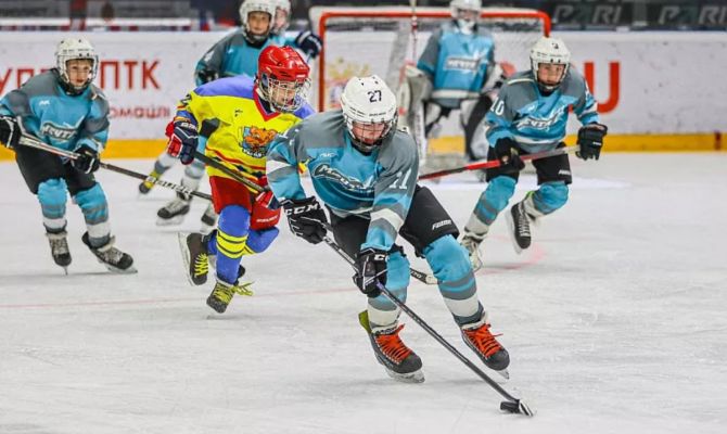 Юных туляков приглашают на бесплатные занятия по дворовому хоккею