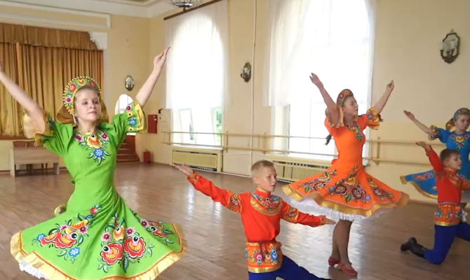 Дробь, кувырки и шпагат в воздухе: участники ансамбля из Суворова раскрыли секреты народных танцев