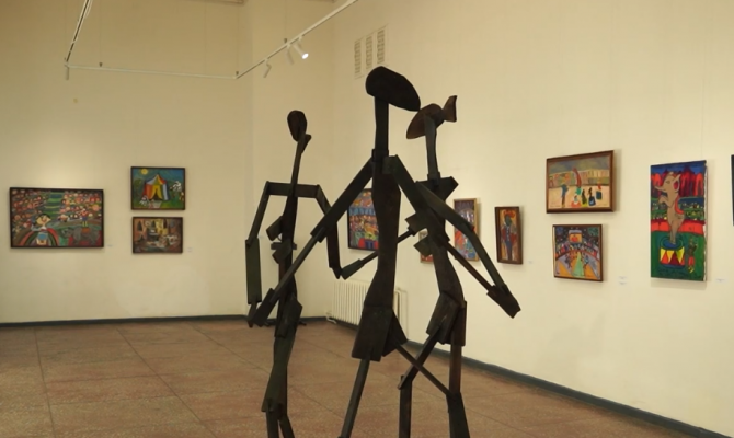 Симбиоз нежных картин и строгих скульптур: в центре Тулы открылись две уникальные выставки