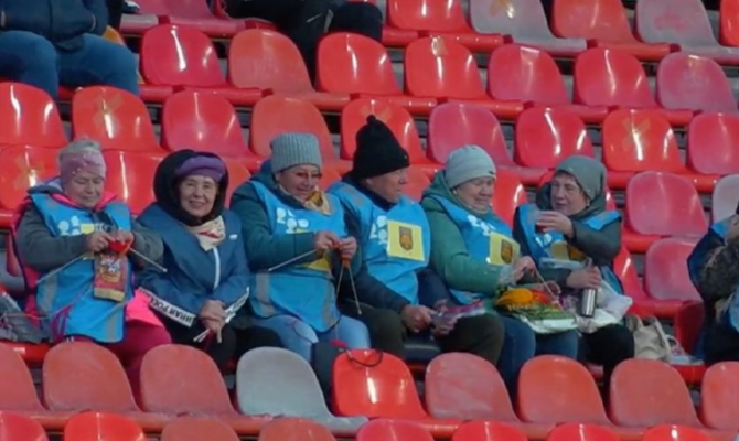 Бабушки связали шарфы на матче тульского «Арсенала»