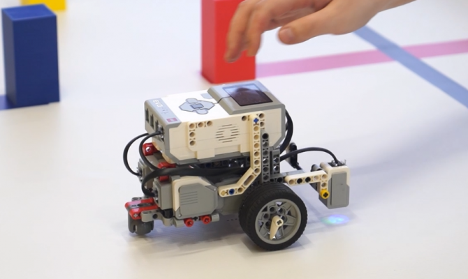 Школьники из Новомосковска создали робота и научили его различать цвета