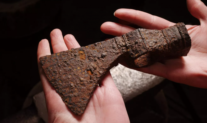 В Туле обнаружили уникальный топорик-чекан эпохи Смутного времени