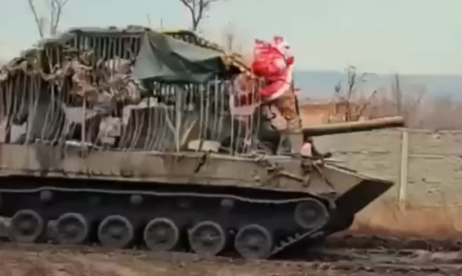 Дед Мороз из тульской дивизии ВДВ прокатился в зоне СВО на танке