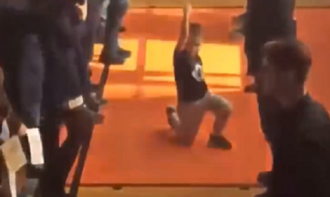 Мальчик станцевал на концерте под песню SHAMANа и получил от певца подарок