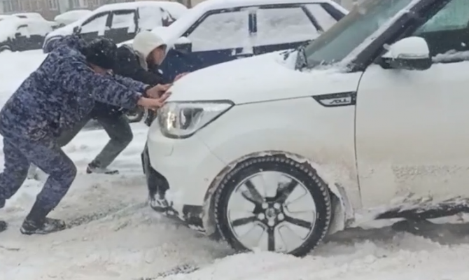 В Туле росгвардейцы помогли застрявшим в снегу водителям