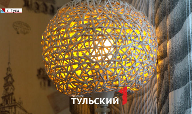 Тульская мастерица превращает ненужную бумагу в корзины, торшеры и домики для кошек