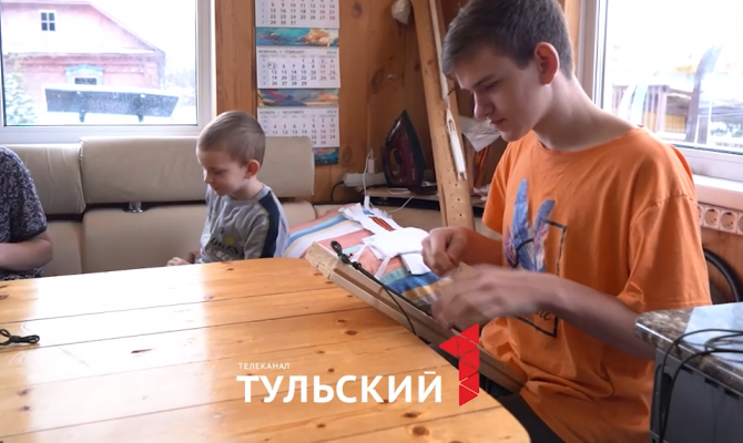 Под Тулой многодетная семья организовала мастер-классы по созданию окопных свечей для бойцов СВО