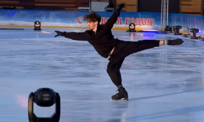 На Губернском катке в Туле фигуристы начали разминку перед «Ледовым шоу» Авербуха