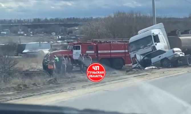 В Тульской области пассажир легковушки погиб в ДТП с бензовозом