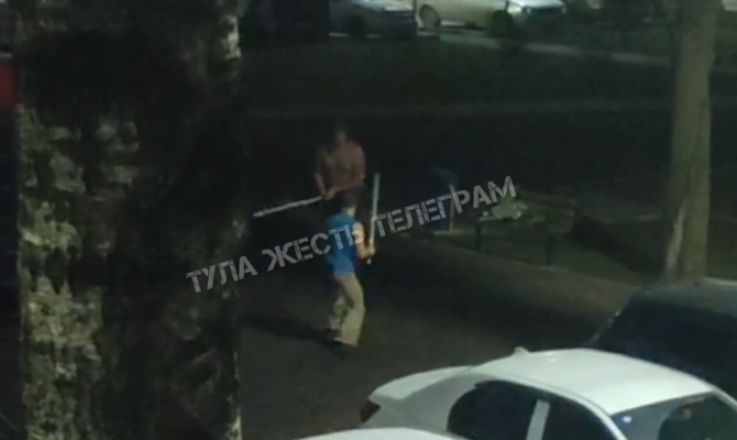 Во дворе на улице Калинина туляки засняли бой на мечах