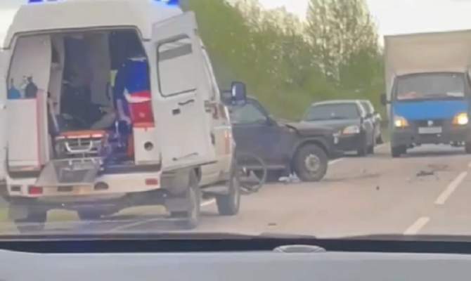 В Богородицком районе пьяный водитель на «Ниве» въехал в грузовик и сбил велосипедиста