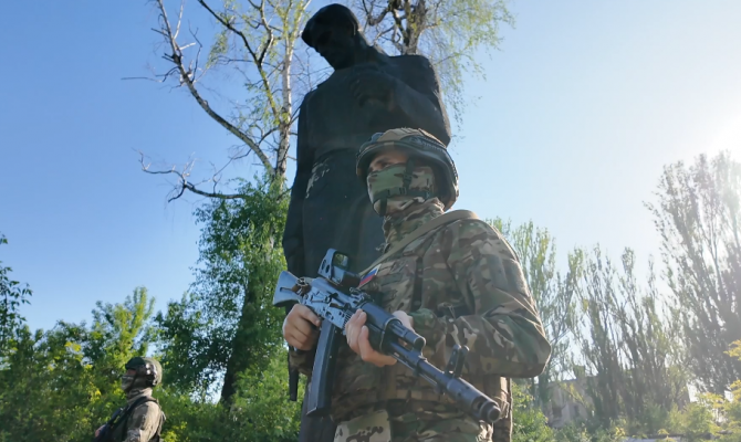 Тульские десантники возложили цветы к братской могиле в ЛНР