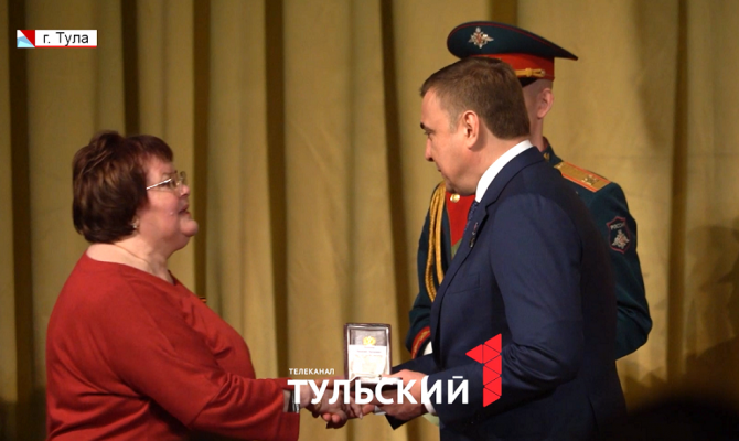 Алексей Дюмин вручил Звезду Героя России внучке летчика, повторившего подвиг Гастелло