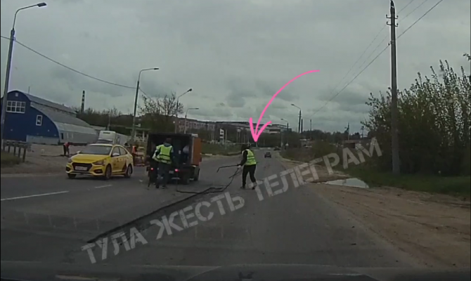 На Веневском шоссе в Туле горячий битум попал в лицо рабочему