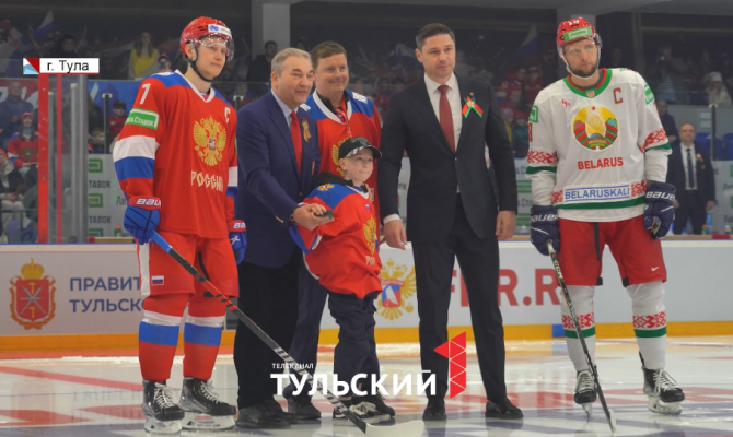 Пострадавший в теракте мальчик вбросил шайбу на матче России и Белоруссии в Туле