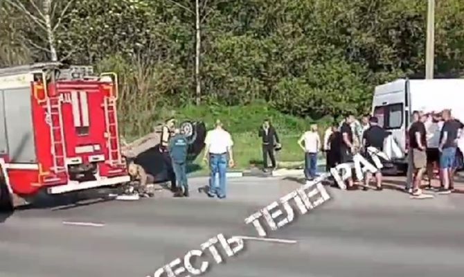 На улице Рязанской в Туле иномарка перевернулась после ДТП
