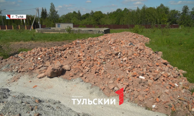 Под Тулой единственную пешеходную дорожку засыпали строительным мусором