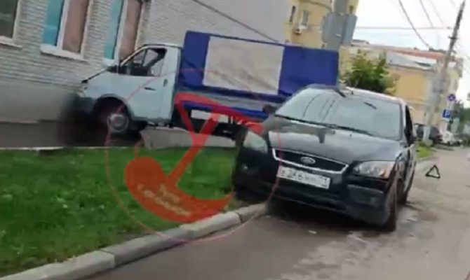  Момент тарана стены "Газелью" на улице Ленина в Туле попал на видео