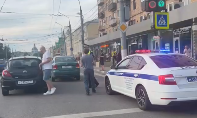 На улице Советской в Туле столкнулись 2 легковушки