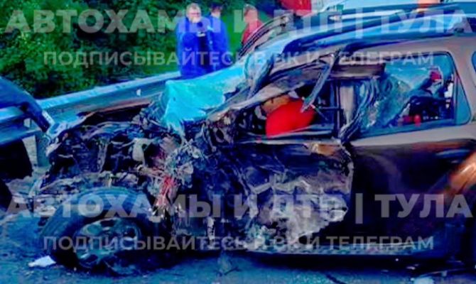На трассе М-2 "Крым" под Тулой произошло смертельное столкновение кроссовера и фуры