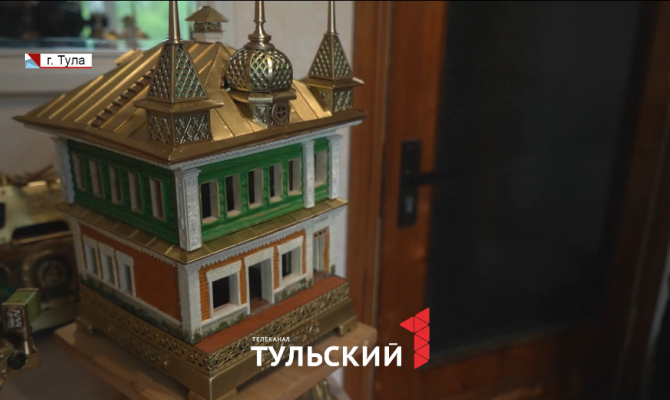 Мастер-миниатюрист из Тулы создал гармонную фабрику размером с обувную коробку
