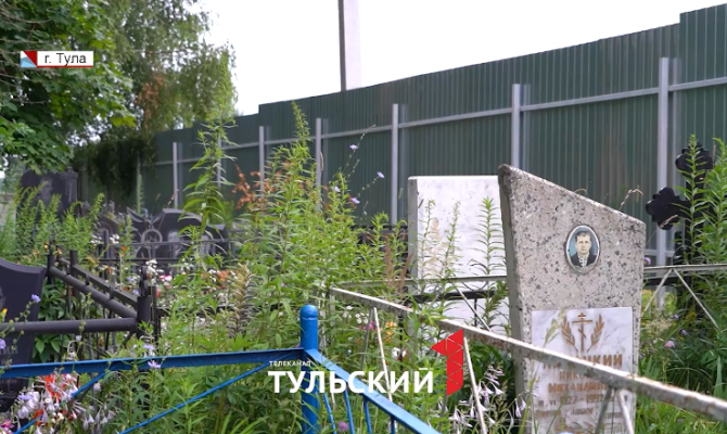 В Туле проход на кладбище огородили 2-метровым забором