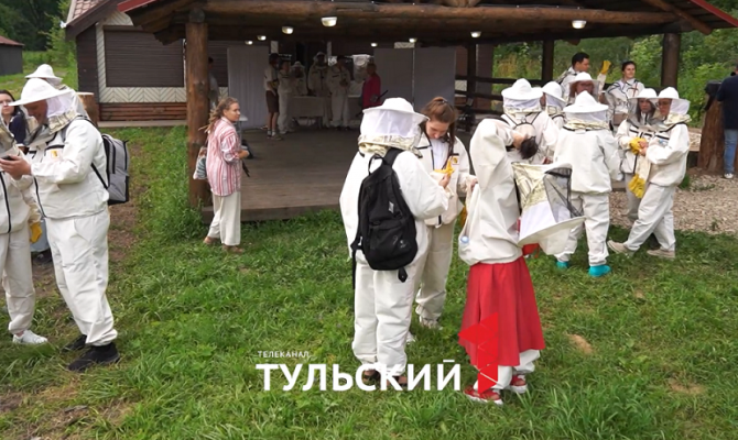 На фестивале «Толстой» впервые показали моноспектакль на исторической пасеке