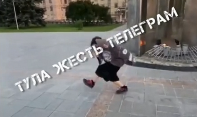 13-летний подросток станцевал у Вечного огня в Туле