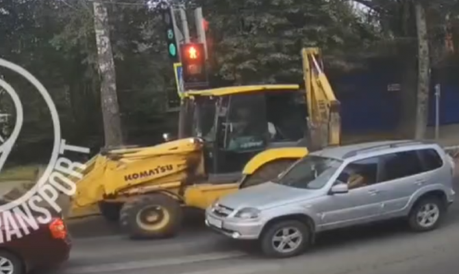 В Туле трактор сбил светофор на улице Николая Руднева