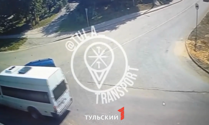 На улице Чмутова в Туле микроавтобус снес легковушку
