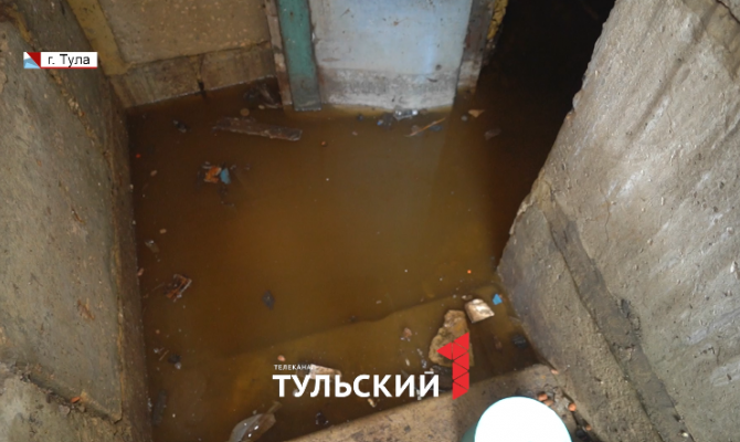 Подвал тульской многоэтажки на улице Седова превратился в болото