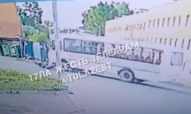 Появилось видео падения 13-летнего подростка на питбайке под колеса автобуса