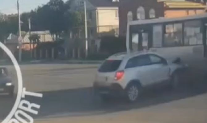 В Туле на улице Октябрьской столкнулись автобус и кроссовер