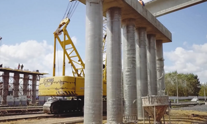 В Узловой начали монтировать пролетные балки на новом путепроводе